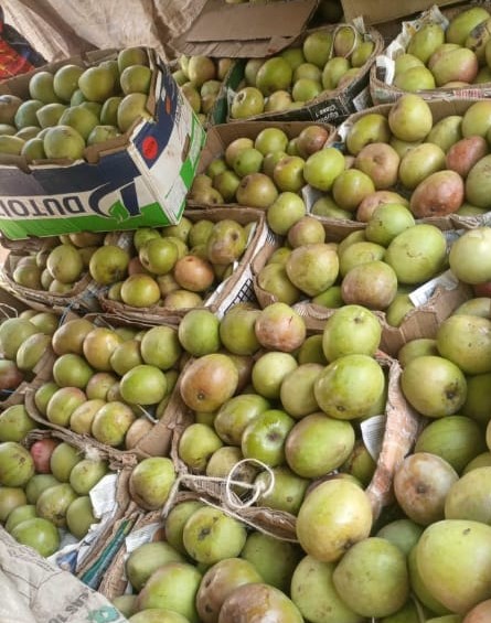 Apple-fresh-mangoes